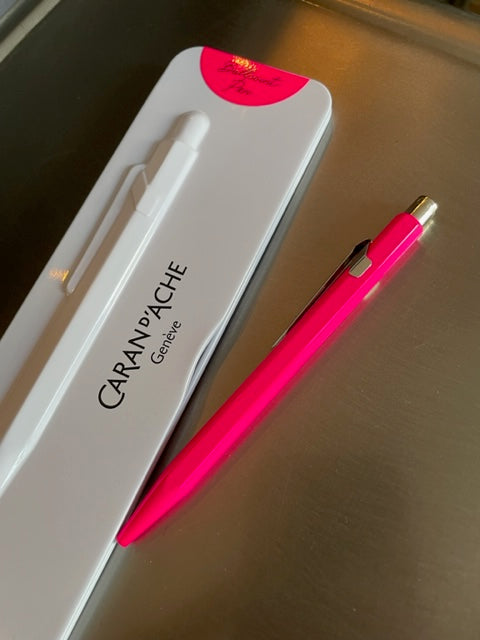 Le stylo bille retractable de retour en couleur fluo ! Rose fluo